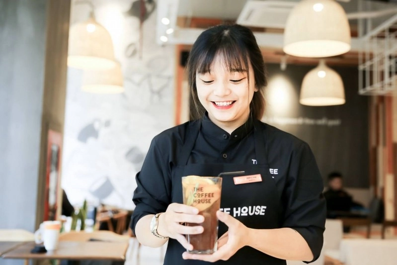 nhân viên pha chế Trung Nguyên E Coffee đang phục vụ