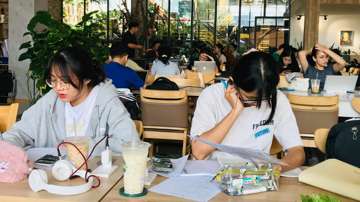 Nhân viên văn phòng thưởng thức cà phê túi lọc buổi sáng