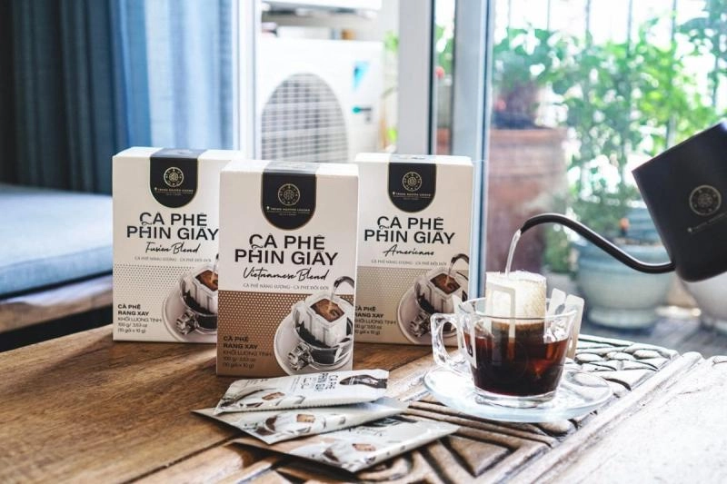 Nhiều hộp cà phê phin giấy Trung Nguyên xếp tầng