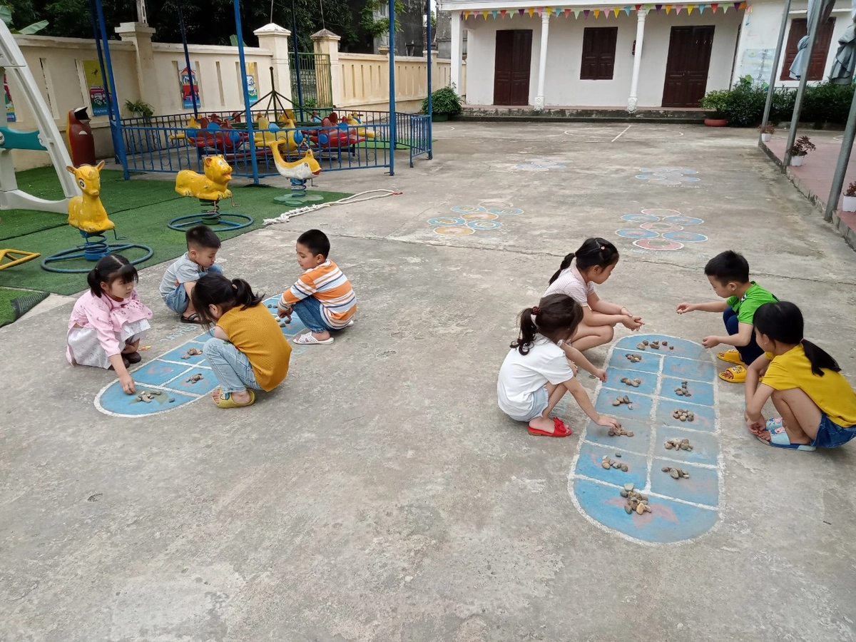 nhóm bạn thư giãn trò chuyện tại quán Trung Giang