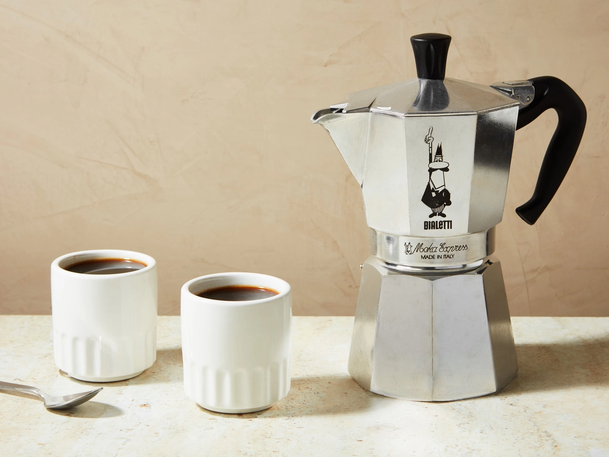 phin việt moka pot và máy espresso cạnh nhau