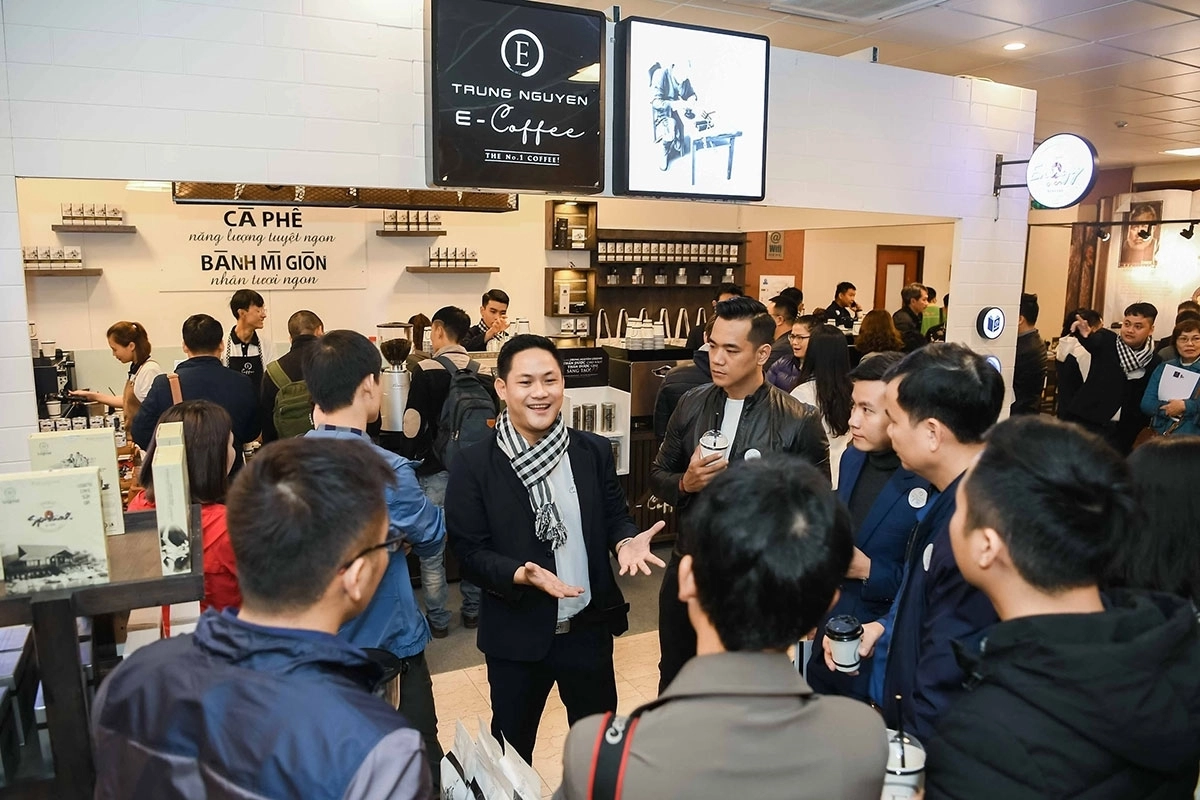 quán E Coffee Trung Nguyên đông khách giờ cao điểm