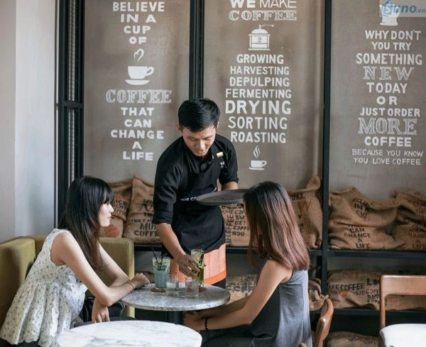 Quản lý Cà phê Ông Bầu kiểm tra chất lượng quán