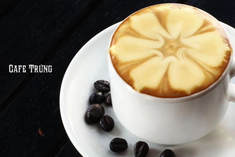 rót cà phê nóng lên lớp kem trứng