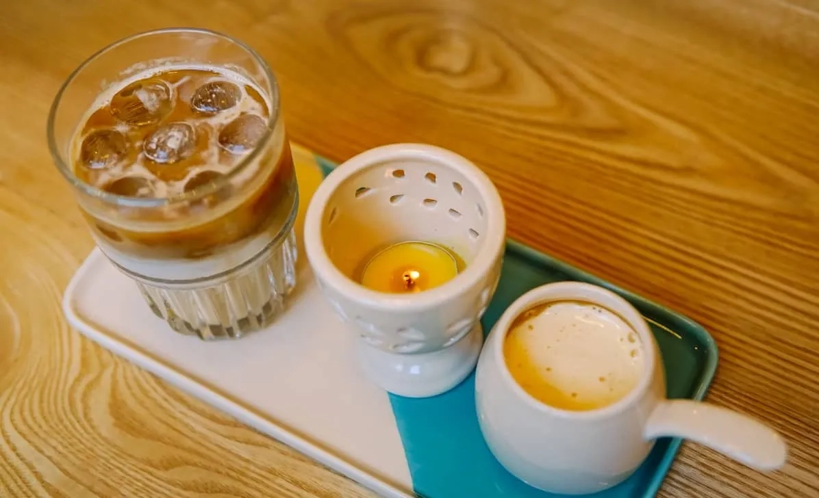 rót cà phê phin lên lớp kem trứng mịn