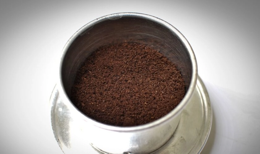 shot espresso và phin cà phê đặt cạnh nhau