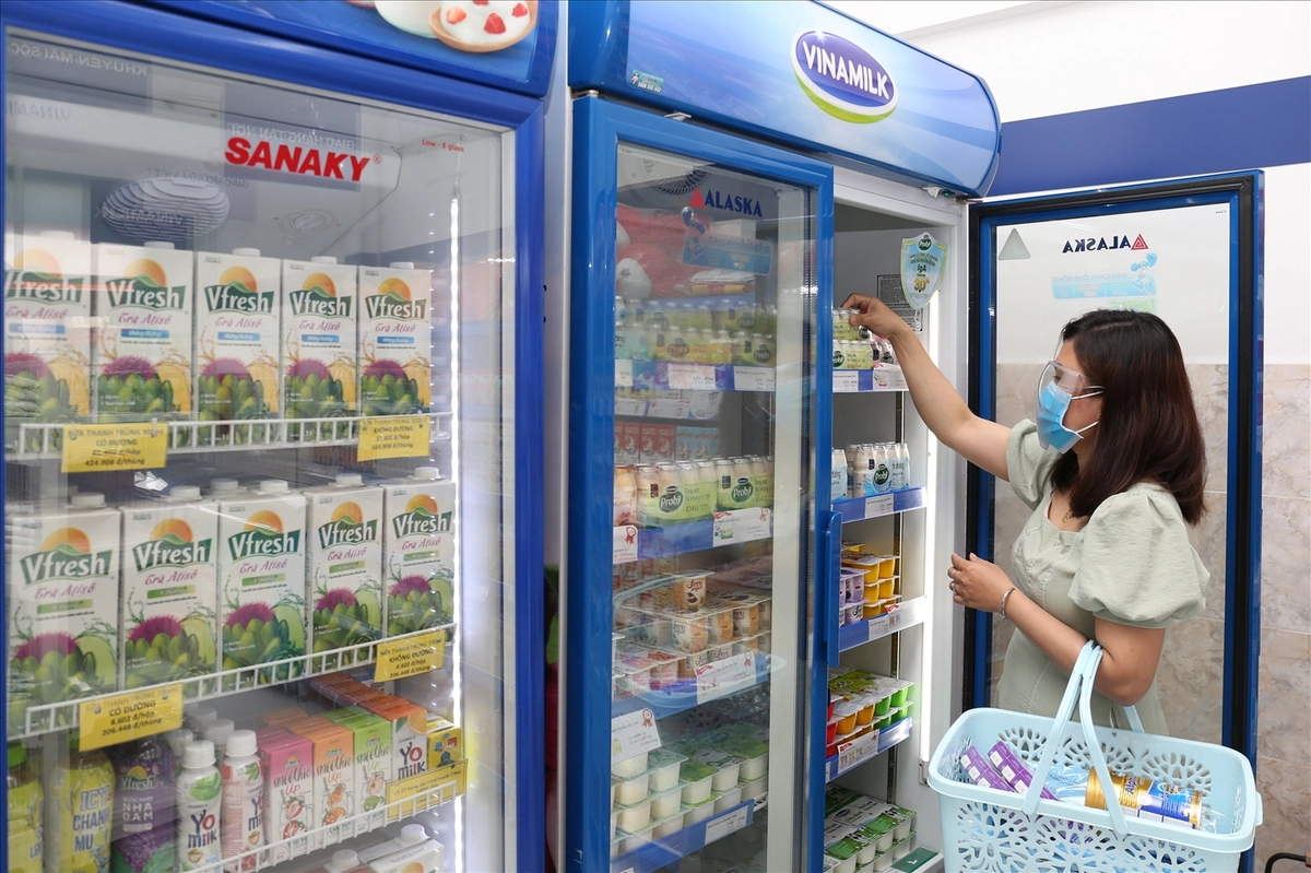 Sữa đặc Vinamilk và kem Anchor trên bàn