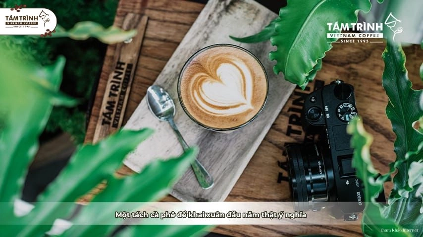 tách cà phê và hộp quà bên cửa sổ