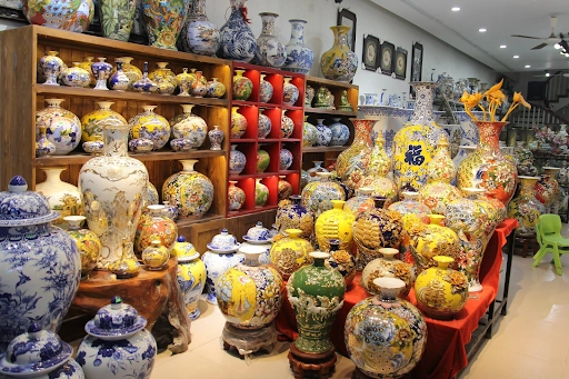tách sứ nóng đặt trong bát nước ấm