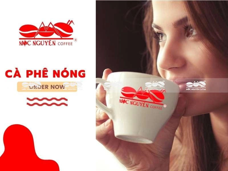 thiệp viết tay bên cốc cà phê ấm nóng