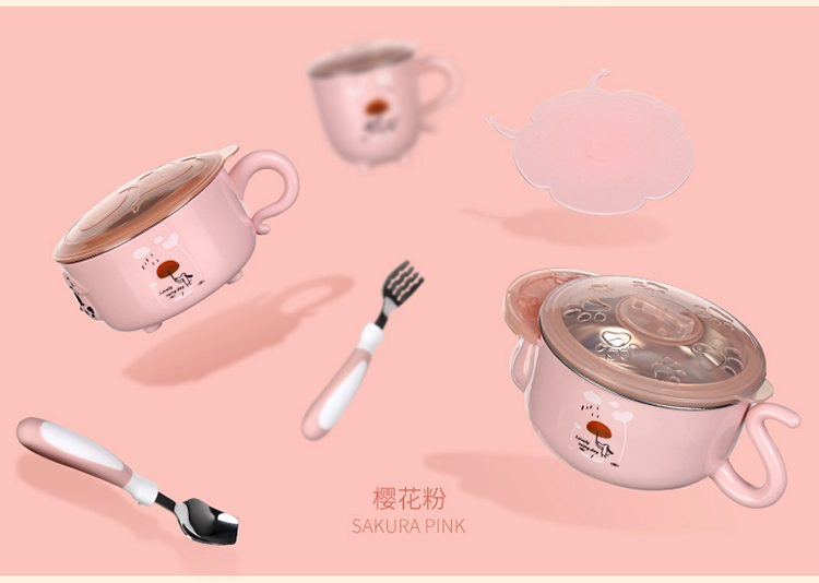 Thưởng thức cà phê trứng bằng thìa nhỏ trong bát giữ nhiệt