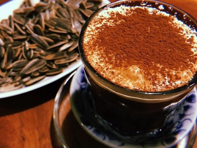 thưởng thức cà phê trứng bên cửa sổ nắng sớm