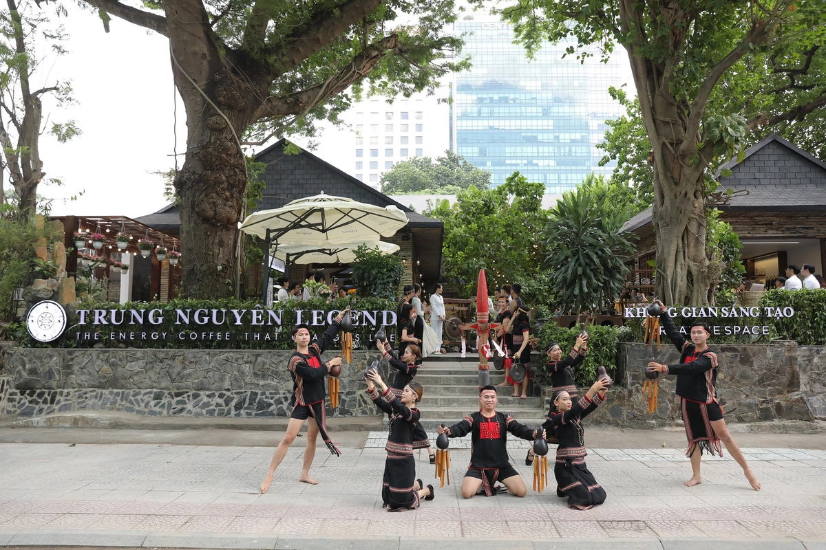 thưởng thức Trung Nguyên Sáng Tạo 9 ngoài trời