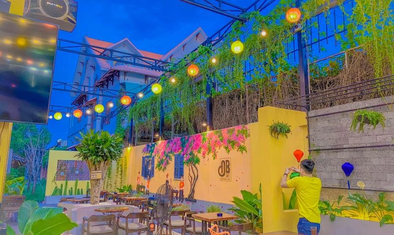 Toàn cảnh quán Cà phê Ông Bầu giờ cao điểm