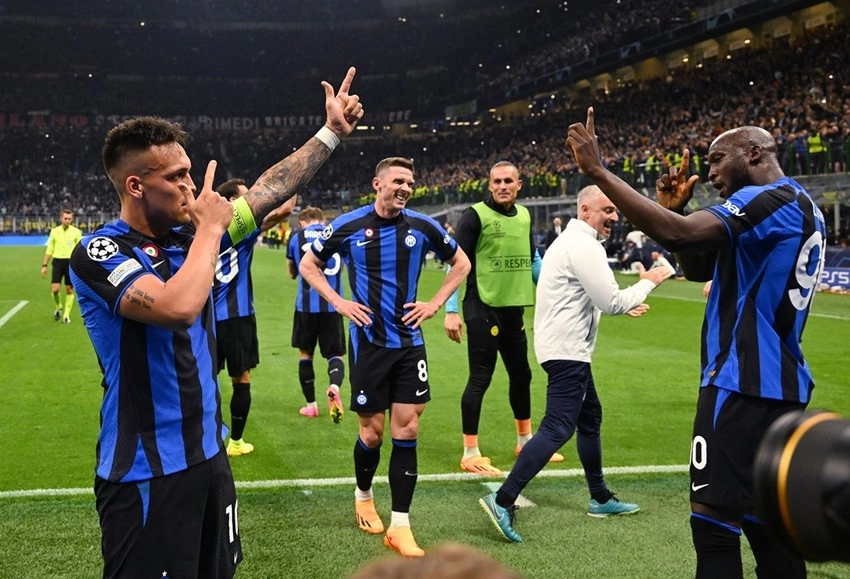 Toàn đội quán Milano vận hành giờ cao điểm
