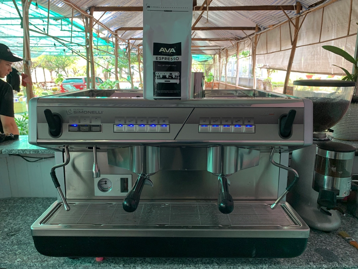 xe cà phê phục vụ trước tòa nhà văn phòng