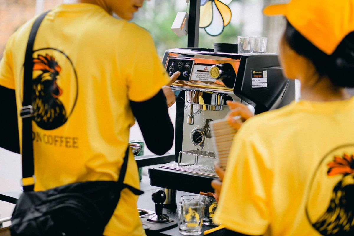 xe cafe pha máy E Coffee tại góc phố
